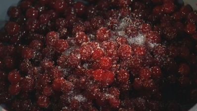 фрикадельки в брусничном соусе