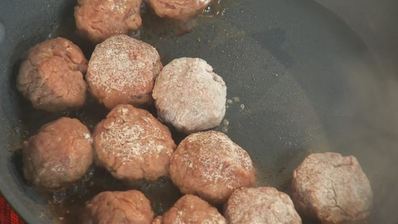 фрикадельки в брусничном соусе