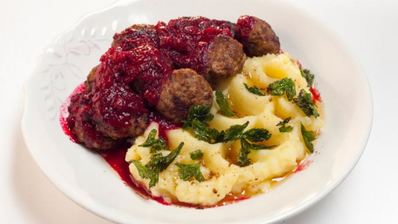 фрикадельки в брусничном соусе