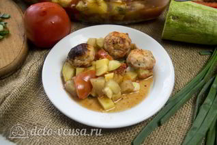 Фрикадельки в духовке с овощами