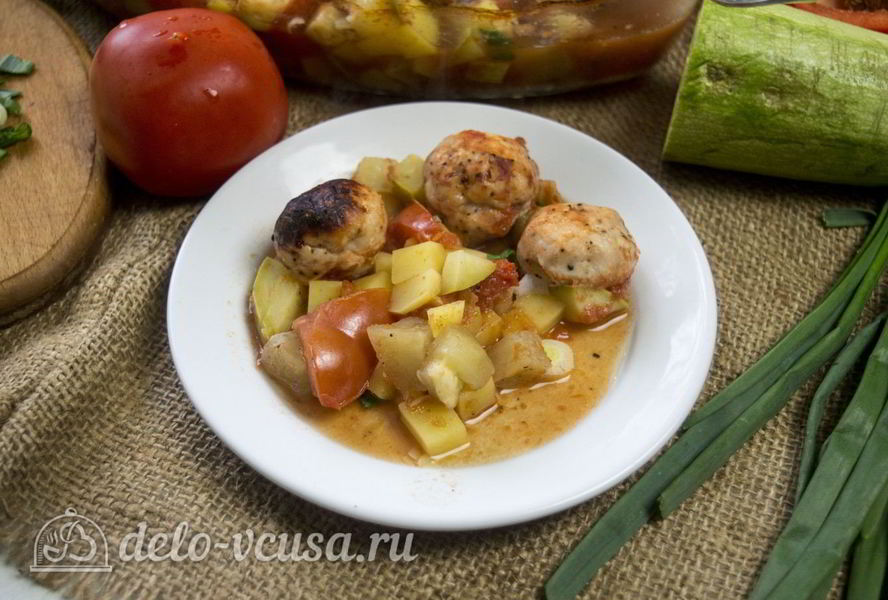 Фрикадельки в духовке с овощами