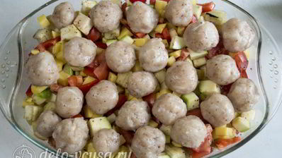 фрикадельки в духовке с овощами
