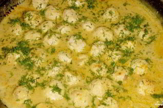 Фрикадельки в грибном соусе