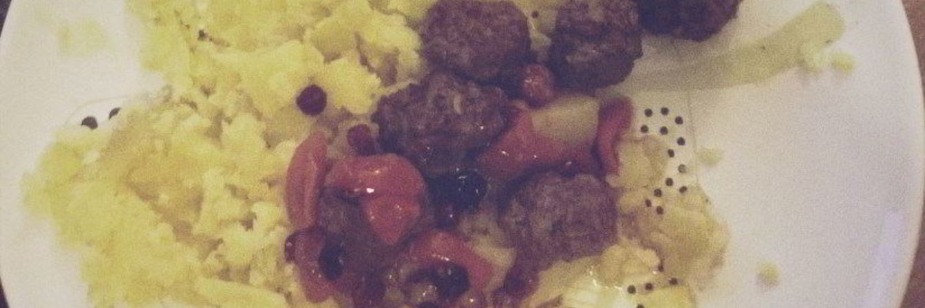 Фрикадельки в клюквенно-медовом соусе в духовке