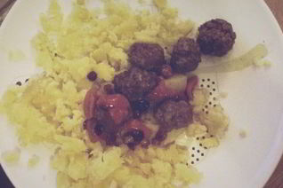 Фрикадельки в клюквенно-медовом соусе в духовке