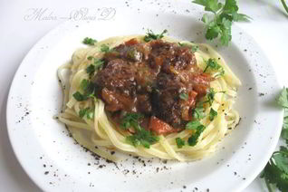 Фрикадельки в пикантном соусе с пастой