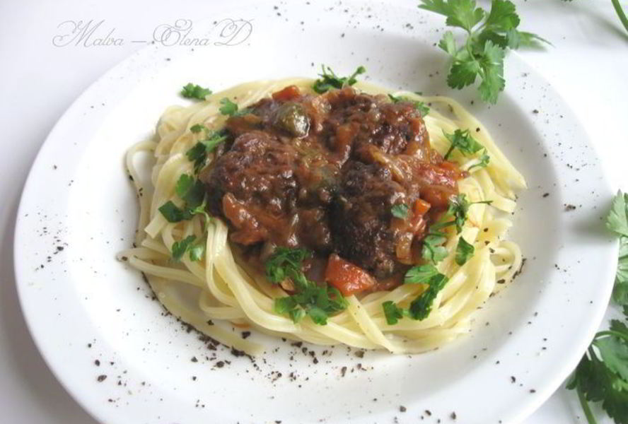 Фрикадельки в пикантном соусе с пастой