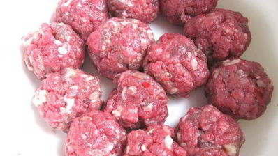 фрикадельки в пикантном соусе с пастой