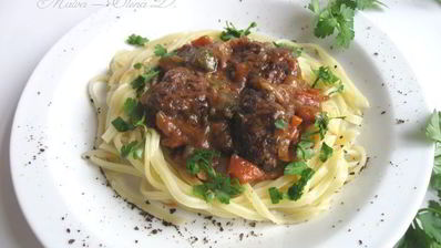 фрикадельки в пикантном соусе с пастой