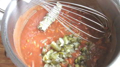 фрикадельки в пикантном соусе с пастой