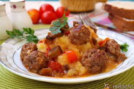 Фрикадельки в соусе из баклажанов