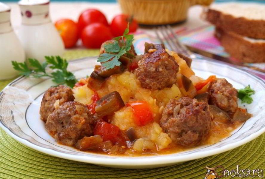 Фрикадельки в соусе из баклажанов