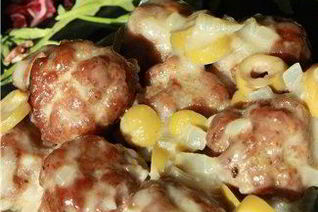 Фрикадельки в соусе из оливок