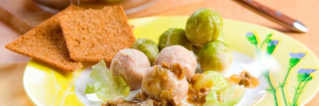 Куриные фрикадельки с соусом из шампиньонов