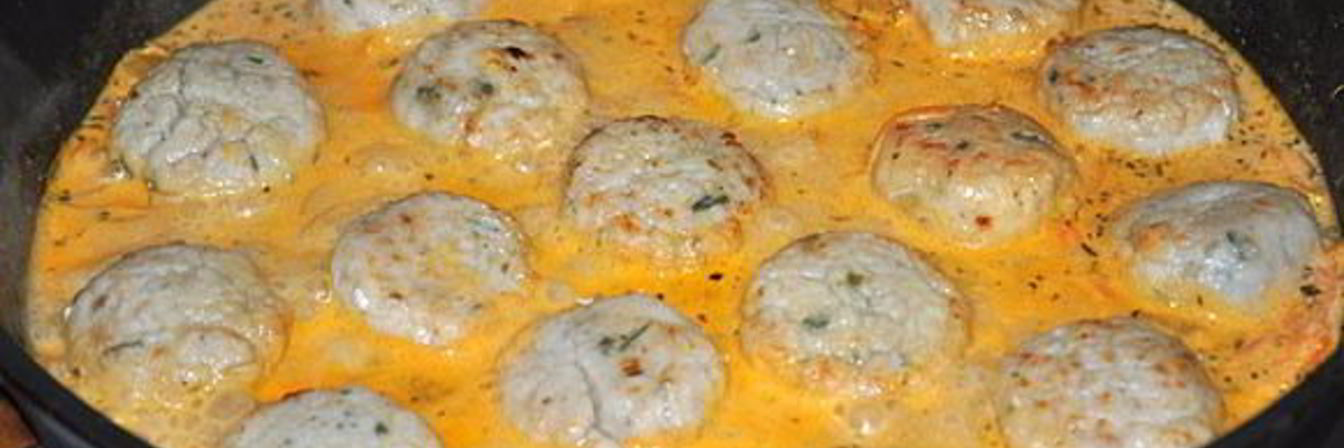 Куриные фрикадельки в томатно-сметанном соусе