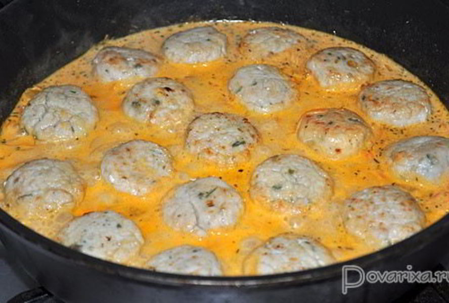 Куриные фрикадельки в томатно-сметанном соусе