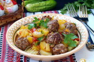Мясные фрикадельки с овощным соусом