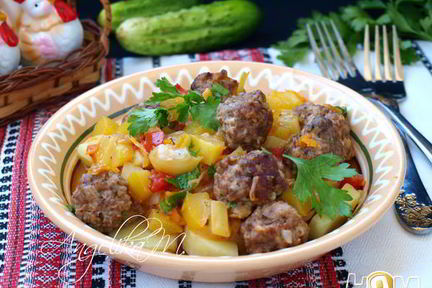 Мясные фрикадельки с овощным соусом