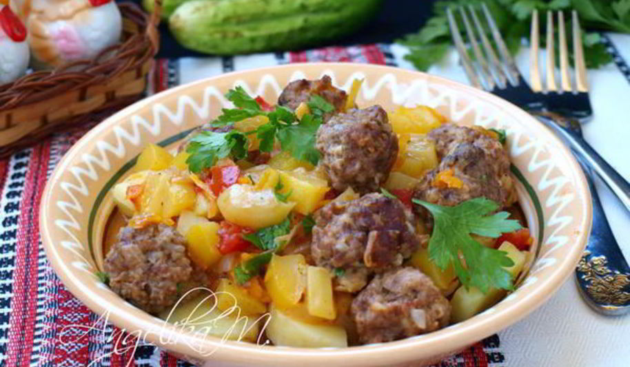 Рецепт мясных фрикаделек с овощным соусом