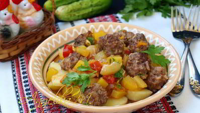 мясные фрикадельки с овощным соусом