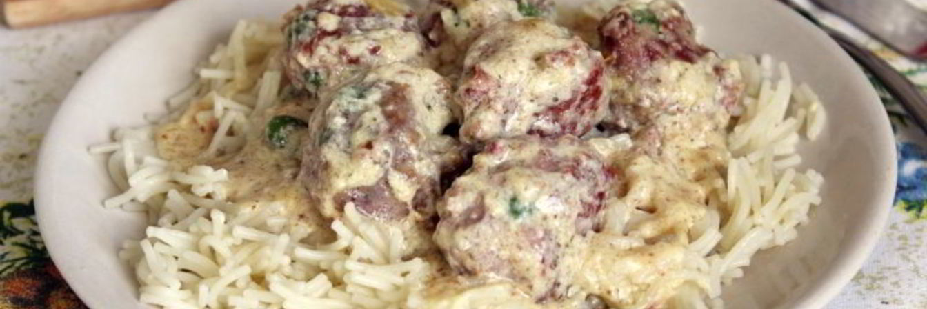 Мясные фрикадельки с зеленым горошком в сливочном соусе