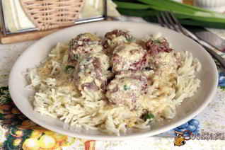 Мясные фрикадельки с зеленым горошком в сливочном соусе