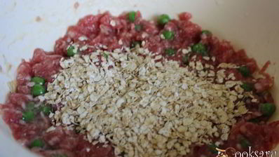 мясные фрикадельки с зеленым горошком в сливочном соусе