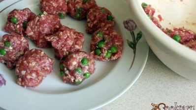 мясные фрикадельки с зеленым горошком в сливочном соусе