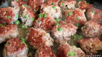 мясные фрикадельки с зеленым горошком в сливочном соусе