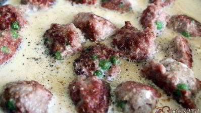 мясные фрикадельки с зеленым горошком в сливочном соусе