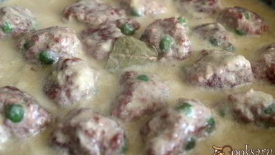 мясные фрикадельки с зеленым горошком в сливочном соусе