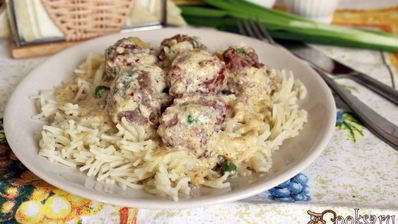 мясные фрикадельки с зеленым горошком в сливочном соусе