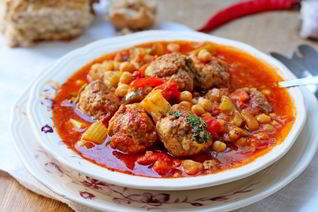 Нут с овощами и фрикадельками