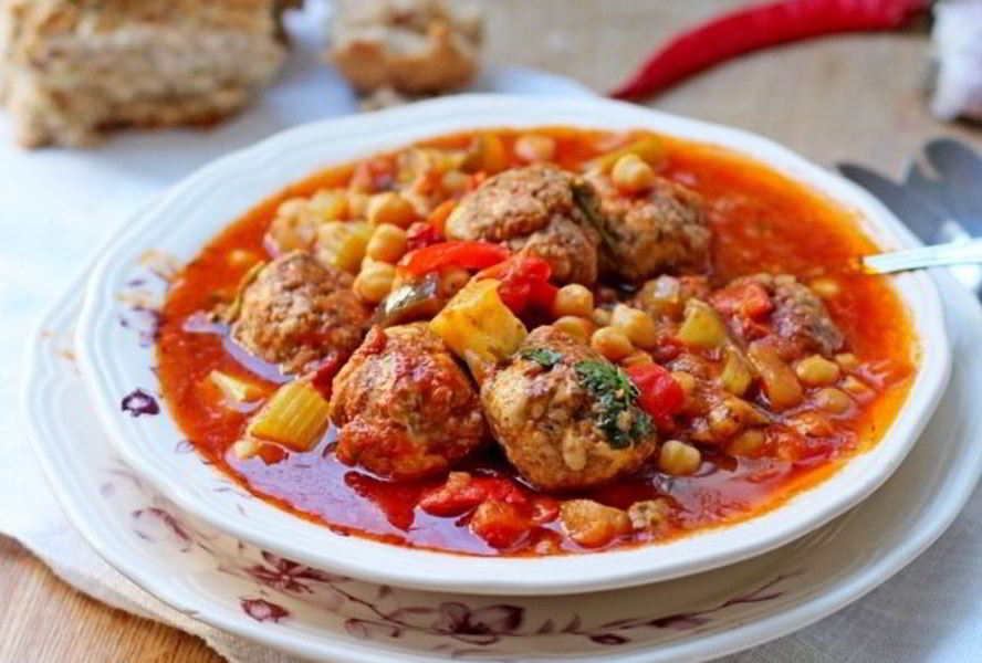 Нут с овощами и фрикадельками