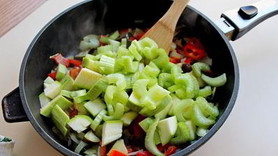 нут с овощами и фрикадельками