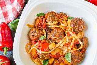 Паста с фрикадельками в овощном соусе