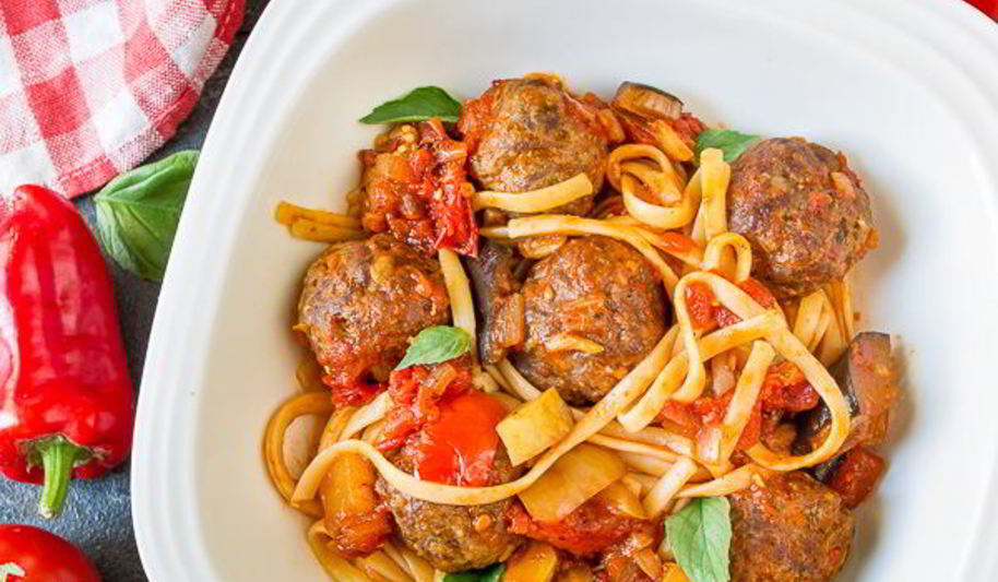 Рецепт пасты с фрикадельками в овощном соусе