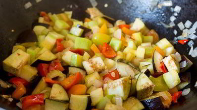 паста с фрикадельками в овощном соусе