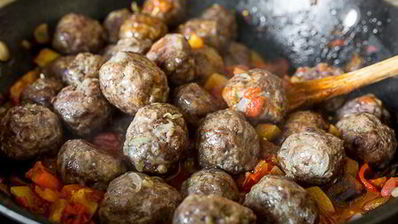 паста с фрикадельками в овощном соусе