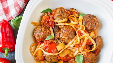 паста с фрикадельками в овощном соусе