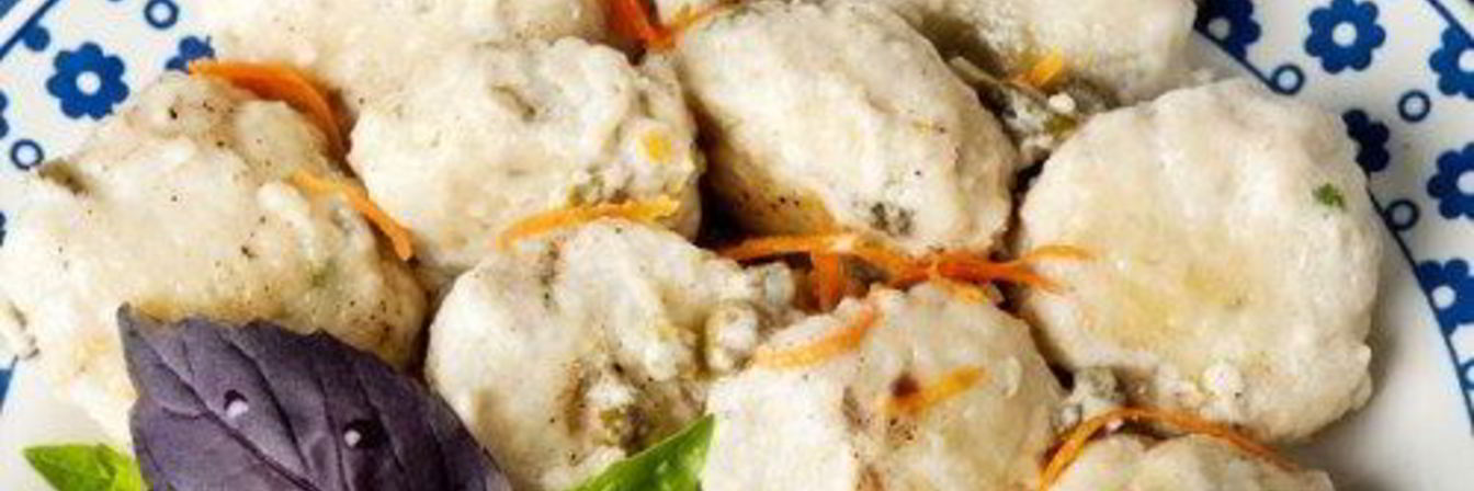 Рыбные фрикадельки в соусе с корнишонами по-польски