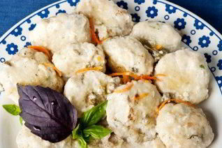 Рыбные фрикадельки в соусе с корнишонами по-польски