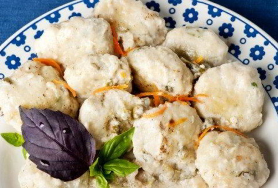 Рыбные фрикадельки в соусе с корнишонами по-польски