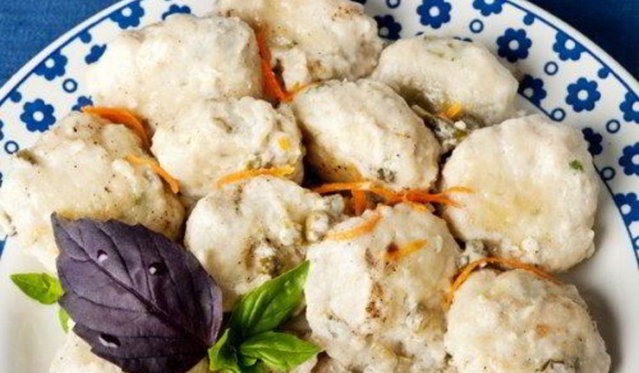 Рецепт рыбных фрикаделек в соусе с корнишонами по-польски