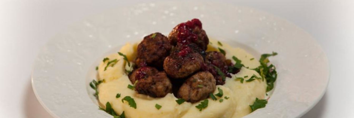 Скандинавские фрикадельки с брусничным соусом и пикантным пюре