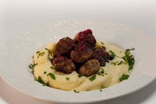 Скандинавские фрикадельки с брусничным соусом и пикантным пюре
