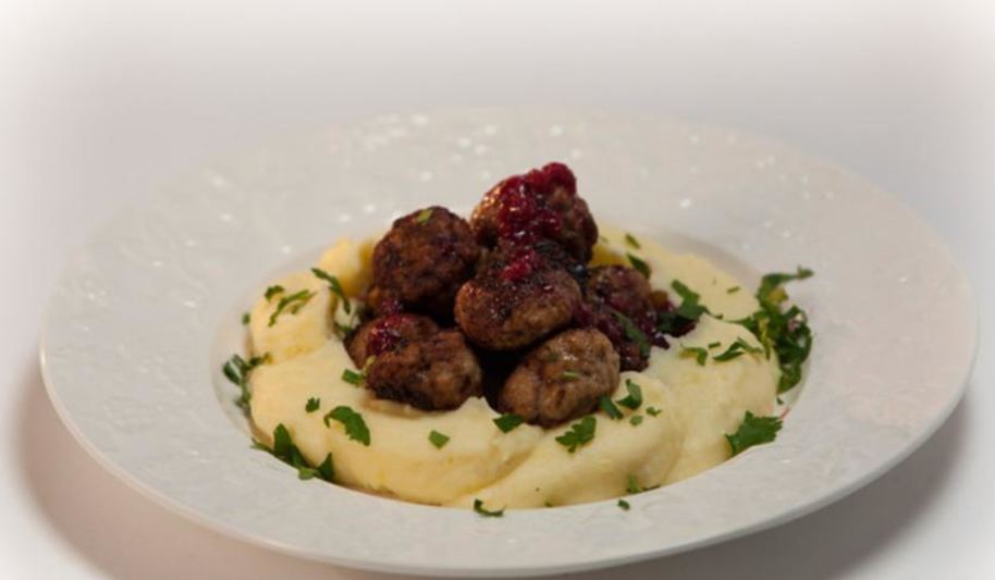 Рецепт скандинавских фрикаделек с брусничным соусом и пикантным пюре