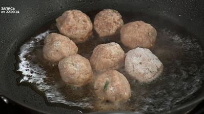 скандинавские фрикадельки с брусничным соусом и пикантным пюре