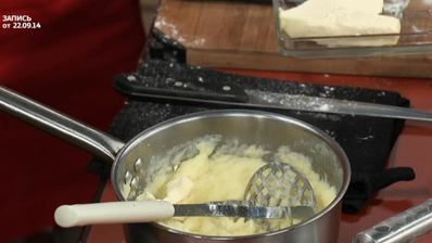 скандинавские фрикадельки с брусничным соусом и пикантным пюре