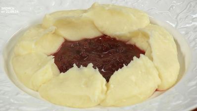 скандинавские фрикадельки с брусничным соусом и пикантным пюре